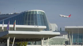 
Вчера 19 минути писа за прогнозираните от Летище София 1 млн. пътници повече тази година, което прави общо 7 милиона души. „С ръста аерогарата реално ще възстанови нивата си от преди пандемията през 2019 г. Столичното летище обслужи 6 003 653 пътници през 2022 г., което е значително повече спрямо предходната 2021 г., но и с над 1 млн. пътници по-малко в сравнение с 2019 г., показват данните.