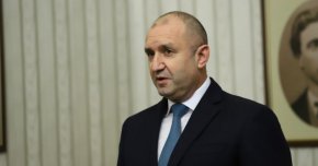 
В приветствието си държавният глава подчертава, че споделеният стремеж към добро и съпричастност е здравата нишка, която от векове сплотява българския народ и продължава да ни води по спасителния път на надеждата, на уважението и толерантността.
