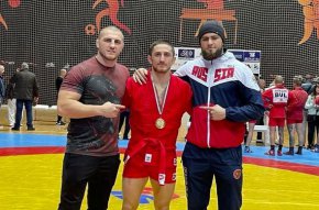 А Емил Незиров, който гради и кариера в ММА, победи двама съперници в бойното самбо, но не успя да надвие Ролан Зинатов.

