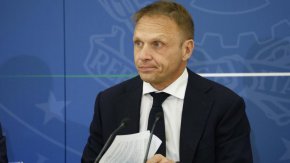 
Запитан дали е наясно, че забележките му повтарят расистката реторика, използвана във фашистка Италия в началото на 20-ти век, министърът отговори в интервю за Corriere della Sera: "Определянето на италианците по цвета на кожата е грешка и всеки, който не разбира разликата между етническа принадлежност и раса, е глупак."