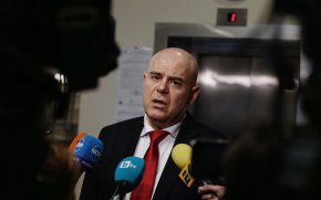 Той постави въпроса защо вместо това НС не променя наказателните закони. "Според мен нарочно. Преди си мислех, че е от некадърност. Това е нарочно, защото в един момент проблемът може да спре до тях, да се опре до тях", обясни той.
