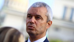 "Дори ГЕРБ няма да бъде пощадена, защото, повярвайте ми, колкото и да е контролиран вотът в тази партия, все пак има част от хората, които не желаят взаимоотношения с формация като коалиция Сорос-Донос. В този конкретен случай има 2 варианта - или правят едно групово мащабно политическо самоубийство, което е невиждано в най-новата ни история, или отиваме на нови избори", прогнозира той.