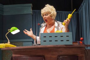 Да, сами на себе си признаваме, особено в банята, но когато стане въпрос за признание пред други хора, стискаме зъби и мълчим", споделя режисьорът. В главните роли в представлението влизат Албена Михова, Деляна Хаджиянкова, Анита Ангелова, Борислав Захариев и Кирил Ефремов. Следващото представление е на 3 май.