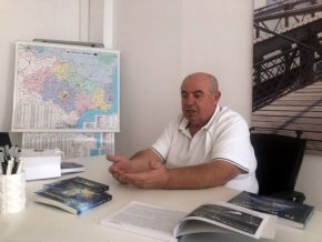 
Новият собственик е компанията "Хотел Добрич" ЕООД, като сделката е сключена на 12 април, но е вписана в Търговския регистър на 20 април 2023 г., показва справка в него. Собственик и управител на фирмата е Борислав Бонев Петков, който по информация на TravelNews е свързан със зърнопроизводителите и едни от големите арендатори в Добруджа – братята Иван и Илко Павлови от Генерал Тошево. Тримата не бяха открити за коментар по отношение за развитието на хотела в бъдеще. От комплекса обясниха, че ще се запази дейността му.
