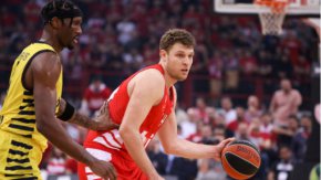 Спортист номер 1 на България за 2022 година Александър Везенков отново бе на висота за своя Олимпиакос. Везенков започна в титулярния състав и завърши като най-резултатен за успеха. Националът реализира 19 точки, 6 борби и 3 асистенции за 28 минути игра. Осем минути преди края на двубоя той получи удар в челюстта и повече не се върна на терена.
