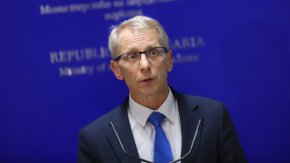 
"Работи се по проектосъстава на кабинета. Когато има някаква готовност, първо трябва да мине през националния съвет. Опитваме се да влезем във времевата рамка, която беше представена от колегите от ГЕРБ. Казахме им ясно, че ние трябва да минем по наша процедура и тя изисква време, така че ще се опитаме да бъдем максимално бързи, но без да е за сметка на качеството". 