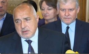 
Лидерът на ГЕРБ обаче подчерта, че екипите по секторните политики работят добре. До събота трябва да има и обща програма, която сравнена с бюджета, ще покаже какви разходи и приходи могат да се планират.