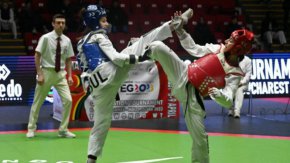 
Ерика Карабелева (вляво) спечели титла при девойките.