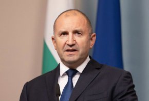 По думите му нормираният работен ден, здравното осигуряване, платеният отпуск и пенсиите днес са права, извоювани с цената на много жертви. "Тяхното качество и спазването им са показател за зрелостта на обществото ни”, подчерта той.