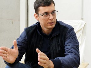 
 Колко тротоари направихте в кварталите в управляваните от вас 8 големи столични райони - при налични 14 пъти повече средства за ремонт на тротоари след нашите решения в съвета? 