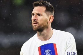 

Лионел Меси е отстранен от първия отбор на ПСЖ за срок от две седмици, съобщи френския вестник "Екип". По-късно информацията разпространиха "Ройтерс" и Би Би Си, позовавайки се на свои изтоници от Париж.

Седемкратният носител на "Златната топка" е санкциониран от клуба си след неразрешено двудневно пътуване до Саудитска Арабия.

Предполага се, че 35-годишният футболист е поискал разрешение да пътува с рекламна цел, но му е било отказано. Меси има роля на посланик на туризма в Саудитска Арабия.

На аржентинеца е забранено да играе или да тренира с отбора, а заплатата му ще бъде удържана по време на отстраняването му.

Меси ще пропусне предстоящите мачове от Лига 1 срещу "Троа" и "Аячо", но вероятно ще се завърне за мача срещу "Оксер" на 21 май.

Аржентинецът има договор с ПСЖ до края на сезона, като активно се говори, че към него има предложение от Саудитска Арабия. Неговият баща Хорхе Меси, който е и мениджър на играча, наскоро беше в кралството. Освен със Саудитска Арабия Меси е свързван с евентуално завръщане в "Барселона".

Интерес към него има и от САЩ.