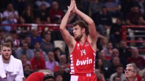 
Двата състава направиха много интересен и пълен с обрати сблъсък. Фенербахче поведе с 11 точки при 26:15 в началото на втората четвърт, но гостите обърнаха до 38:33 в своя полза малко преди почивката и водеха с 38:35 след 20 минути игра. Домакините си върнаха водачеството в третата част, в която баскетболистите на Олимпиакос вкараха само 7 точки и изоставаха с 45:51 преди финалните 10 минути.