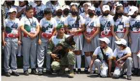 
Черно-бежовото куче с щръкнали уши и огромни лапи е наречено "Аркадас"