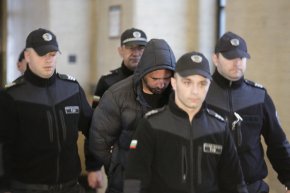 Валентин Христов, обвиняем за участие в престъпна група, свързана с инцидента, при който 18 нелегални мигранти починаха от задушаване в камион, открит край Локорско на 17 февруари т.г. Определението на съда е окончателно.