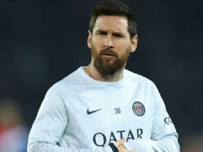 В петък звездата публично се извини за постъпката си с видео в социалните мрежи.
"Мислех, че ще имаме почивен ден след мача както обикновено. Пътуването беше организирано и не можех да го отменя. Вече бях го бях отменял преди това. Извинявам се на съотборниците си и чакам да видя какво клубът иска да прави с мен", каза Меси.