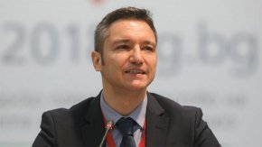 Той отрече да е възможна коалиция между ГЕРБ, ДПС и БСП, които заедно имат 128 депутати. "Политиката не е математика, въпреки че също има значение. Не е реалистично да се взимат просто бройки. И при разговорите се видя, че имаме различия", каза Вигенин.