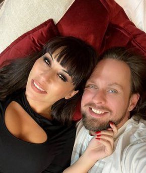 Дъщерята на Силвия Кацарова, Теди, отново има връзка с чужденец. Ян е чех и е бивш национален състезател по хандбал. Заради любимата си той вече живее у нас и заряза Прага. "Решението ми беше трудно, но си заслужаваше. Обичам Теди и тя е на първо място в живота ми", казва красавецът, който вече подари пръстен на любимата. Семейството му липсвало, но те били на три часа път от София, сподели спортистът в Преди обед по бТВ. "И двамата имаме развод зад гърба си, били сме в тежки любовни връзки и се стараем да запазим топлотата помежду си. Често се държим за ръце и се обичаме", сподели Кацарова. Щастливата Теди е категорична, че чехът е много романтичен и често й прави изненади. На 18 май Теди Кацарова ще направи голям концерт, посветен на 30 години сценична дейност.

