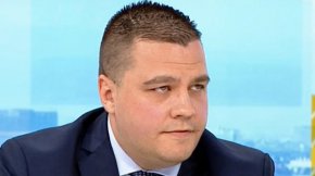 
Заявеното от Габриел за главния прокурор среща одобрението и на "Възраждане", но според лидера на партията Костадин Костадинов това е опит да се осигури подкрепа за кабинет с мандата на ГЕРБ-СДС, която "Възраждане" отказва.