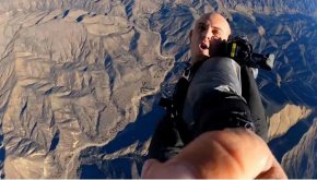 
Полетът е осъществен на 24 ноември 2021 г. Джейкъб е излетял от градското летище Ломпок, в окръг Санта Барбара, но никога не е възнамерявал да приземи самолета, признава той в споразумението за признаване на вина. Вместо това "планирал да катапултира от самолета си по време на полета и да заснеме как пада с парашут на земята и как самолетът му се спуска и се разбива", се посочва в съобщението.