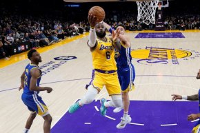 За Голдън Стейт на ниво беше единствено Стеф Къри с 32 точки. Другият лидер на отбора Клей Томпсън вкара само осем, като реализира два от 12 опита от тройката.