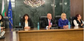 

На 1 май, взрив избухна до автомобила на главния прокурор Иван Гешев, докато кортежът му се движеше по пътя от Самоков към София, в района на село Ковачевци.