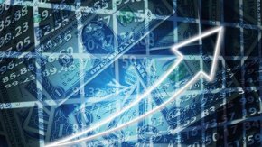 
На фона на продължаващия възходящ натиск върху основните цени, прогнозите за инфлацията също бяха преразгледани нагоре в сравнение с тези в "зимния доклад", като ЕК вече очаква инфлацията в еврозоната да нарасне с 5,8% през тази година (при предходна оценка за повишение с 5,6%), след което да се забави до 2,8% през 2024 г. (при предишна оценка от 2,5%).