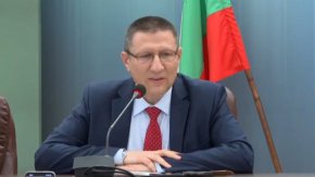 
И допълни:  „Очевидно е, предвид състоянието му, че Гешев няма да подаде оставка. Затова призовавам спешно ВСС да гласува отстраняването му. Недопустимо е прокуратурата да се използва за личен PR на Гешев”.