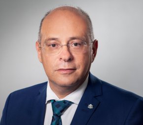 „Съвременните реалности изискват незабавен отговор на недостига на квалифицирани човешки ресурси. Нужно е непрестанно повишаване на квалификацията, знанията и уменията на работната сила“, каза министър.