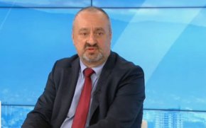 
    "Израелският специалист, който беше на местопроизшестието за кратко време, изложи становището си и аз му имам доверие. Пред вас казвам, че ако експертизата установи друго, ще си подам оставката. Според становището на този човек е използван някакъв вид взрив за военни цели, изстрелва осколки с голяма скорост и голям поразяващ ефект".
