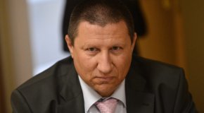 
Пред  "Хоризонт" министър Крум Зарков обясни, че на заседание Координационният съвет към Бюрото днес ще се направи преценка на риска на тази заплаха и след изслушване на самия Сарафов,  ще се реши как ще бъде пазен той.