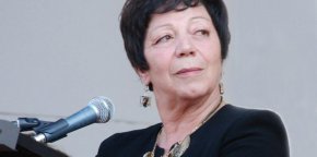 Божана Апостолова, издател и собственик на „Жанет 45“, трябва да плати сумата от 1 лв. и съдебни разходи на поета Кирил Кадийски по дело за обида и клевета, става ясно от решение на Софийски районен съд от 8 май 2023 г.