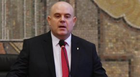 
По-рано днес Сарафов подаде сигнал в СГП срещу Гешев. В сигнала се съдържат обвинения за три престъпления. 