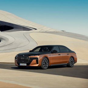   M70 е с черни декоративни елементи по екстериора и може да бъде боядисан в крещяща двуцветна боя.