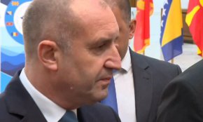 
Президентът отказа да коментира шансовете за връчване на втори и трети мандат, преди да са се изчерпали възможностите за реализиране на първия, но посочи: „Диалогът в последните дни между магистрати и политически партии хвърля сянка върху принципите на една бъдеща коалиция и задълбочава недоверието у гражданите”.