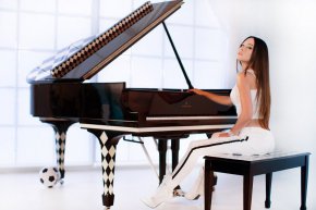  Лола Астанова