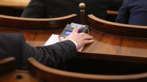 Като болезнено актуален определи законопроекта служебният министър на правосъдието Крум Зарков. 