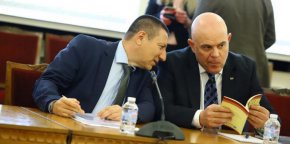 
"Те съдържат твърдения за поведение, накърняващо независимостта на прокурора и престижа на съдебната власт. Случаят е разпределен на инспектор при спазване принципа на случайния подбор", пишат от Инспектората. И допълват, че проверката ще приключи в най-кратки срокове.