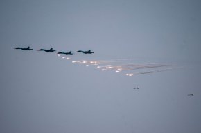 
    "В момента можем само да заявим със съжаление, че между Москва и Вашингтон няма сериозни, съществени контакти по тези въпроси", заяви Дмитрий Песков пред репортери.
