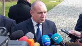 
Понеделник е крайният срок, в който кандидатът за премиер на ГЕРБ Мария Габриел трябва да отиде в президентството с изпълнен мандат - папка с имена на министри в правителството.