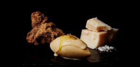 
Сладоледът се допълва от ядливо златно листо, два вида сирене и "Сакекасу" - пастообразна съставка, получена в процеса на производство на саке.