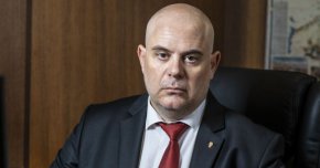 
В становище по повод първото искане за отстраняването му Гешев отрича да е давал указания на разследващите и уточнява, че посетилият местопрестъплението израелски експерт не е изпратен от него и не е участвал в процесуално-следствените действия.