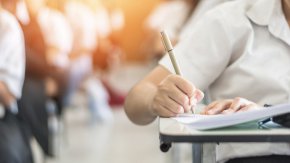 
Останалите абитуриенти от професионалните гимназии бяха на изпит за придобиване на професионална квалификация, като за тях бе изтеглен вариант 18 от 18 възможни теми. Резултатите от матурата по профилиращ предмет, както и от проведената на 19 май матура по български език и литература, ще бъдат обявени до 9 юни.