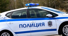 Полицията ги е подгонила и автомобилът, с който са били, е самокатастрофирал. Шофьорът е избягал. Девет души са в болници. Четирима от тях са в „Света Анна”. Има приети и в ИСУЛ. 