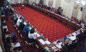 
Магистратската общност не я е страх, вярвайте ми. Няма да участвам в нещо, което вероятно е решено предварително. То може би обслужва това, което българските граждани определят като „политическа мафия“, „политически боклук“, олигархия и организирана престъпност. 