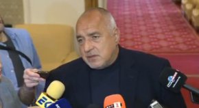 "Всеки има свое мнение за нещо. Нямам никаква информация по темата, освен нечистоплътност бих го нарекъл. Прилага се сценарии към партията на промяната и "Демократична България". Целта е да няма правителство, защото всичко е много близко това да се случи. Това обслужва много различни интереси, които не искат България да се стабилизира. Аз не знам Кирил Петков какво знае, на негово място аз нямаше да коментирам", каза Борисов.
