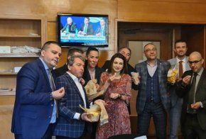 
ИТН гледат пресконференцията на Руди с пуканки: Фото на деня