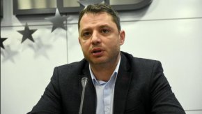 "След първоначалният шок и ужас от разговора на измамниците, идва ред трезво да помислим какви са вариантите”, посочи сега Добрев.