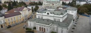 Вчера Николай Денков заяви, че не са водени разговори тя да приеме мандата, каквато идея дойде от ГЕРБ и че се надява разговорите да продължат от точката, на която са спрели.

