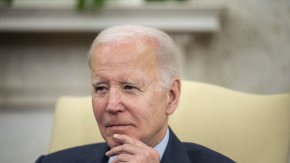 
Председателят на Камарата на представителите Кевин Маккарти обеща да спази правилото да обяви законопроекта най-малко 72 часа преди гласуването му. Законодателният пакет би могъл да бъде внесен навреме за гласуване в Камарата на представителите още в сряда, а по-късно през седмицата и в Сената.