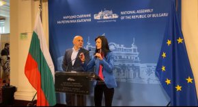 
Мария Габриел изтъкна, че разочарованието в обществото е огромно, както и недоверието в пратньорите ни, а страхът в администрацията е потресаващ.